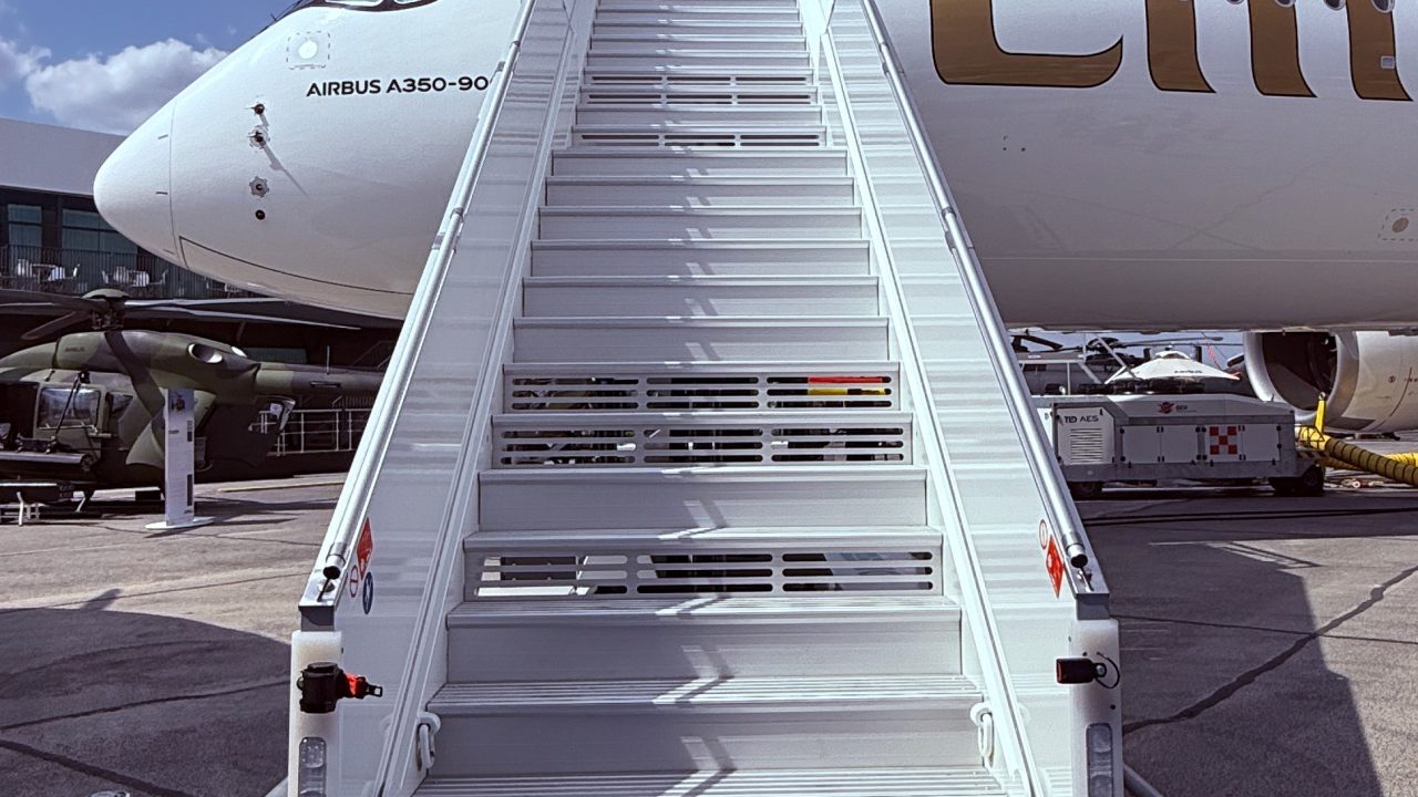 Emirates présente son Airbus A350-900 au salon du Bourget